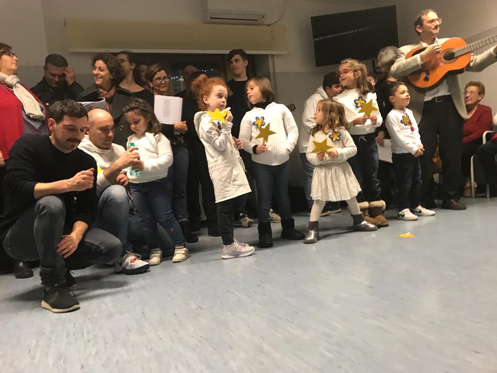I bambini del Piccolo Coro del Fiore Blu a Villa Nina con gli anziani per il Concerto di Solidarietà