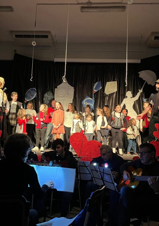 Marino Aperta APS: tutto esaurito e applausi per il musical a Frattocchie ‘Passeggiando con Mary Poppins’