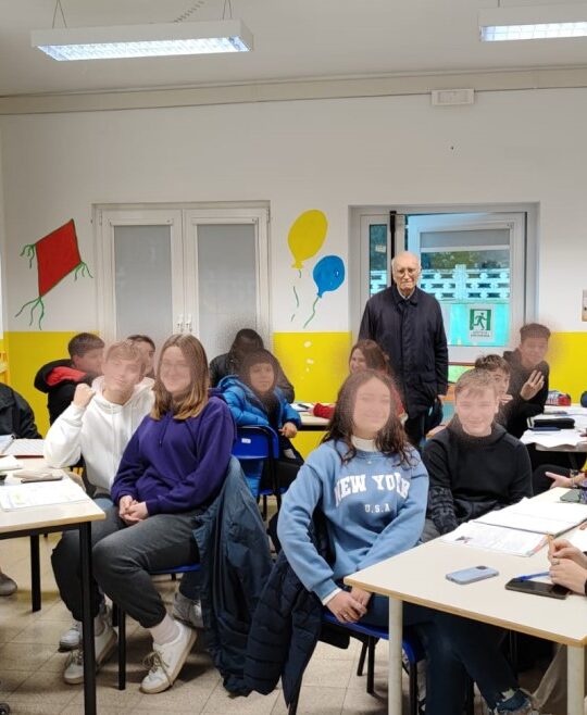 Don Bruno fa visita al Centro Aggregativo Giovanile di Marino Aperta APS presso la scuola Nievo a Cava dei Selci