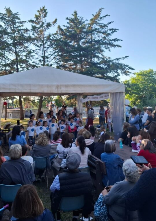 Successo, sorrisi e applausi per il Piccolo Coro del Fiore Blu di Marino Aperta alla festa della Mamma a Parco della Pace
